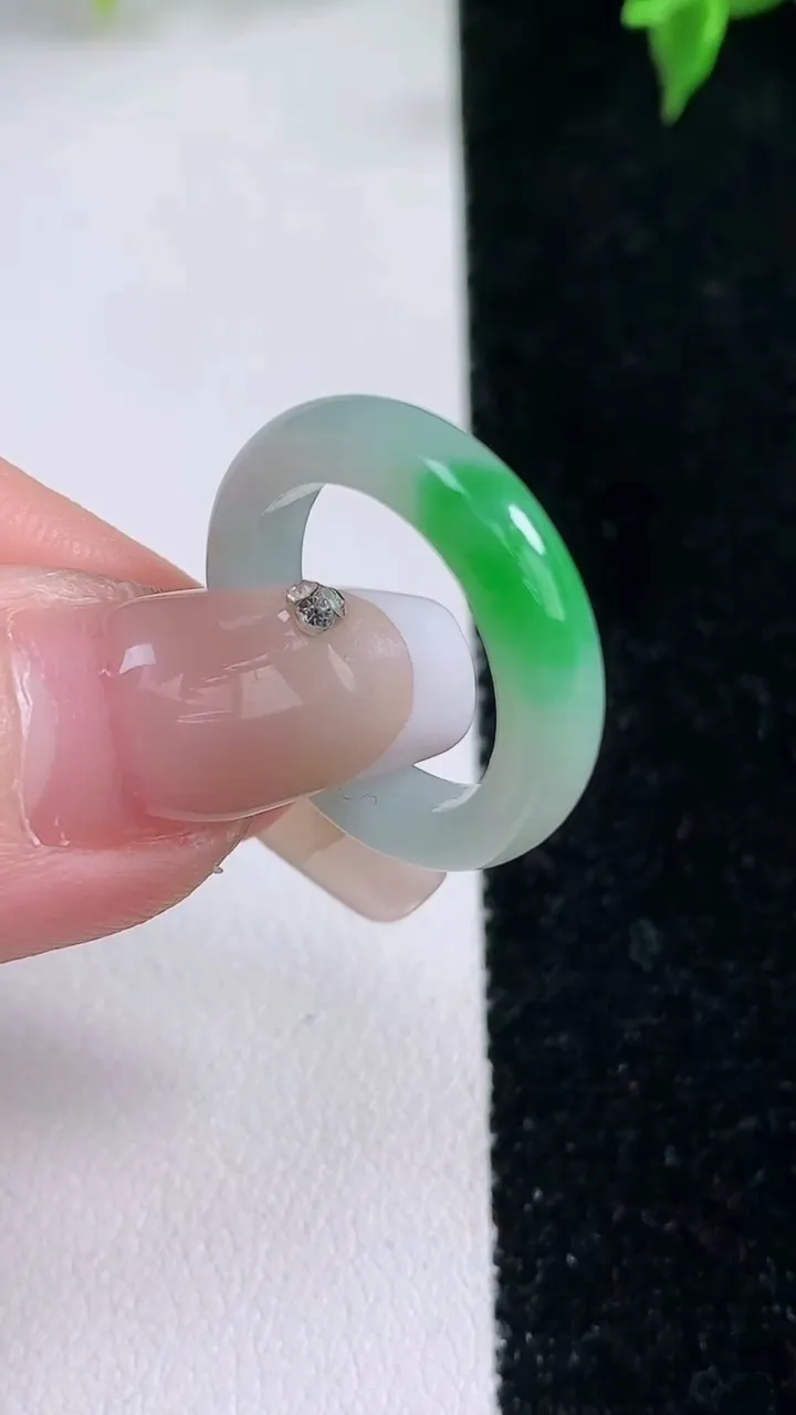 天然A货翡翠指环戒指，尺寸16.3-4.5-3.2，重量:2.95g2026年1月22日
工厂直销收藏佳品,种好水足，色泽均匀，有种有色，上手高大气！