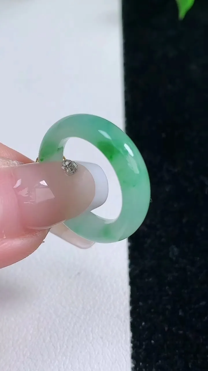 天然A货翡翠指环戒指，尺寸15.5-5.2-3，重量:3.08g2026年1月22日
工厂直销收藏佳品,种好水足，色泽均匀，有种有色，上手高大气！