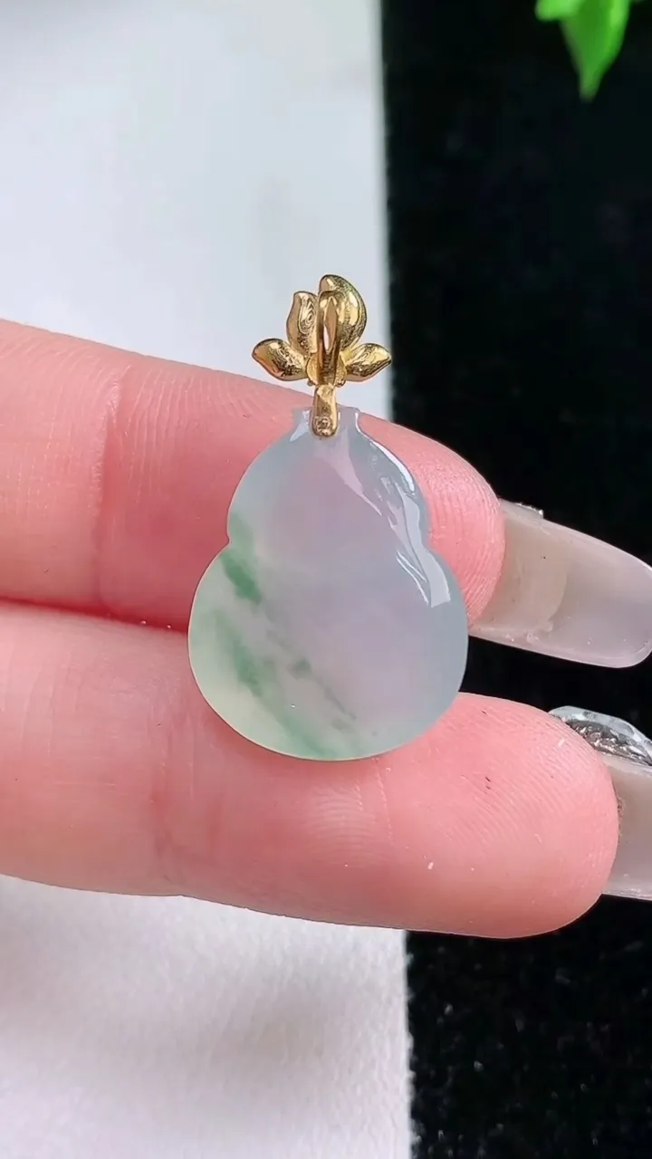 天然A货翡翠种飘花葫芦吊坠，尺寸17.8-14.4-6.3，重量:2.72g
1月22日