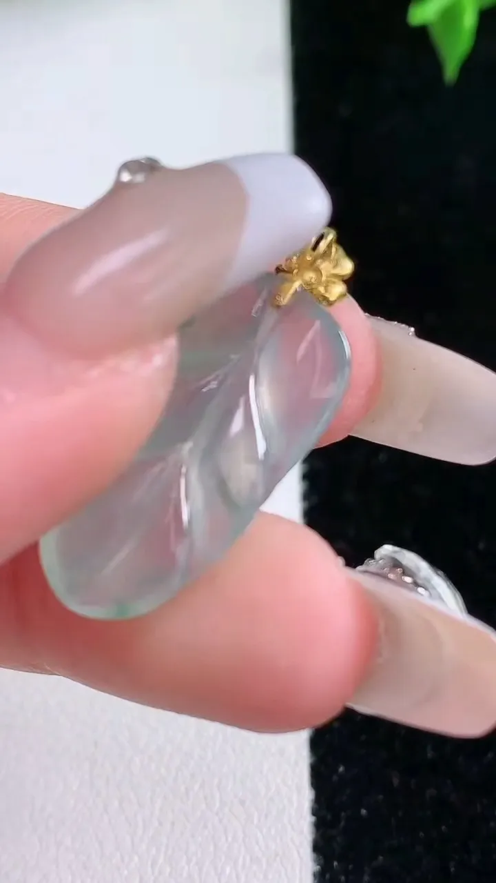 天然A货翡翠种飘花金枝玉叶 叶子吊坠，尺寸22.8-13.6-3.2，重量:2.16g
1月22日