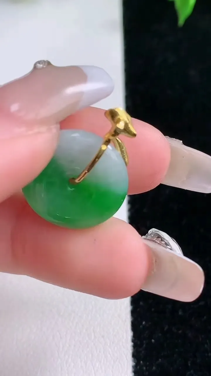 天然A货翡翠平安扣吊坠，尺寸17-4.3，重量:2.80g
1月22日