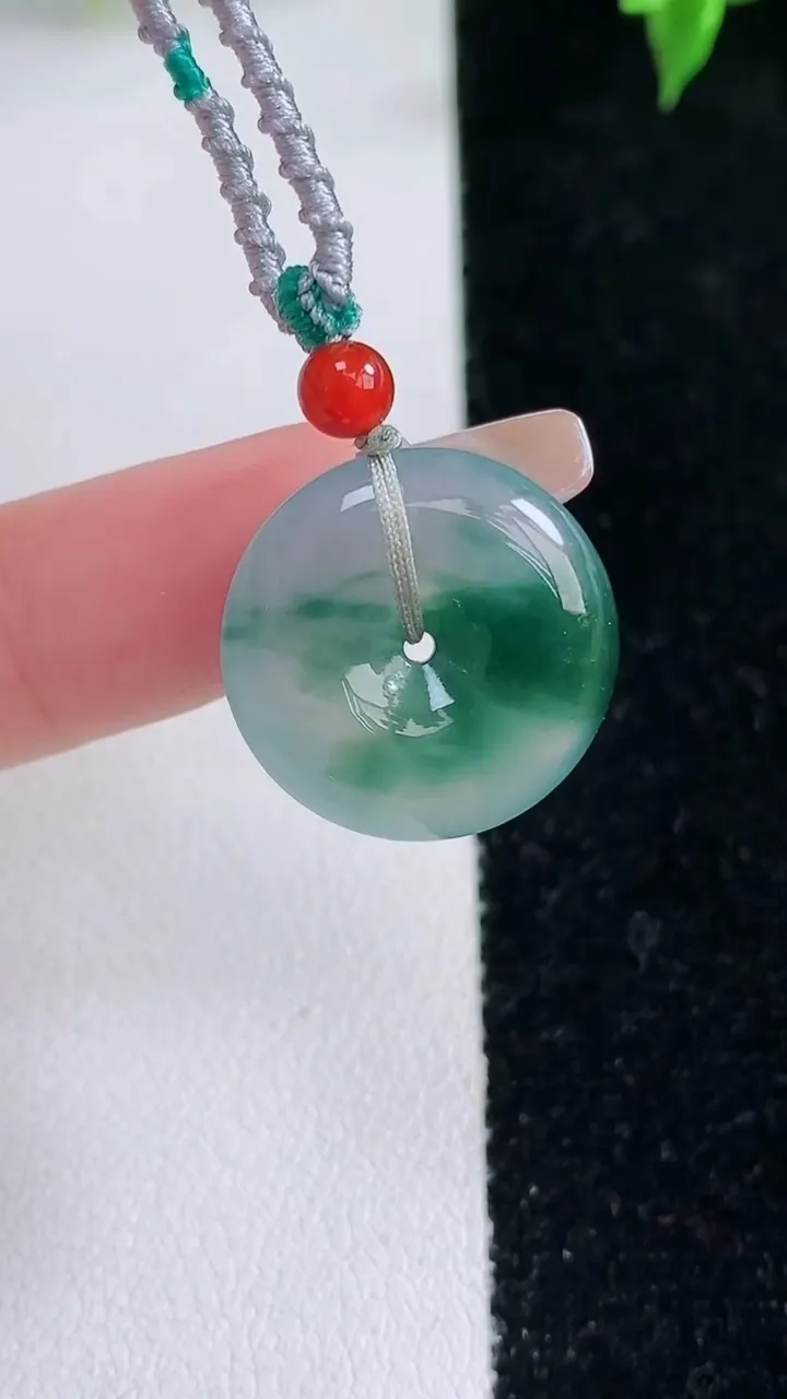 天然A货翡翠冰种飘花平安扣吊坠，尺寸19.2-5.3，重量:5.92g
1月22日