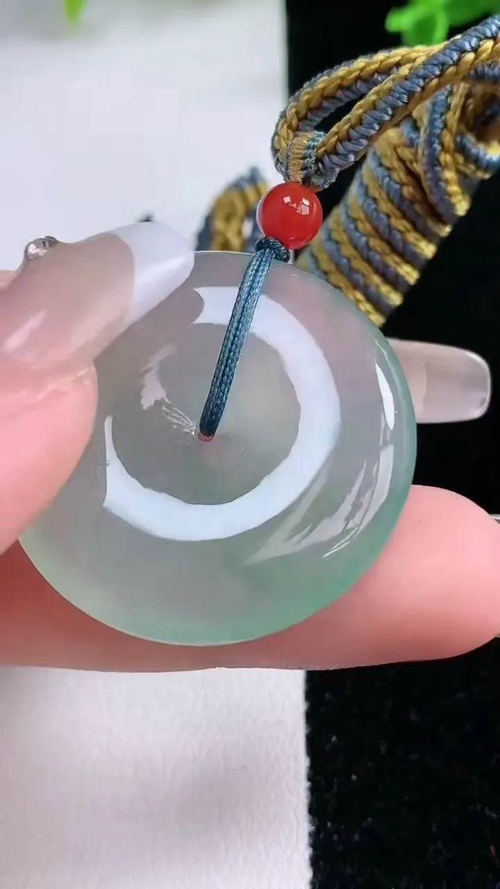 天然A货翡翠平安扣吊坠，尺寸32.2-6，重量:17.68g
1月22日