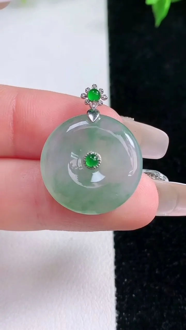 天然A货翡翠种飘花平安扣吊坠，尺寸20-4.3，重量:4.21g
1月22日