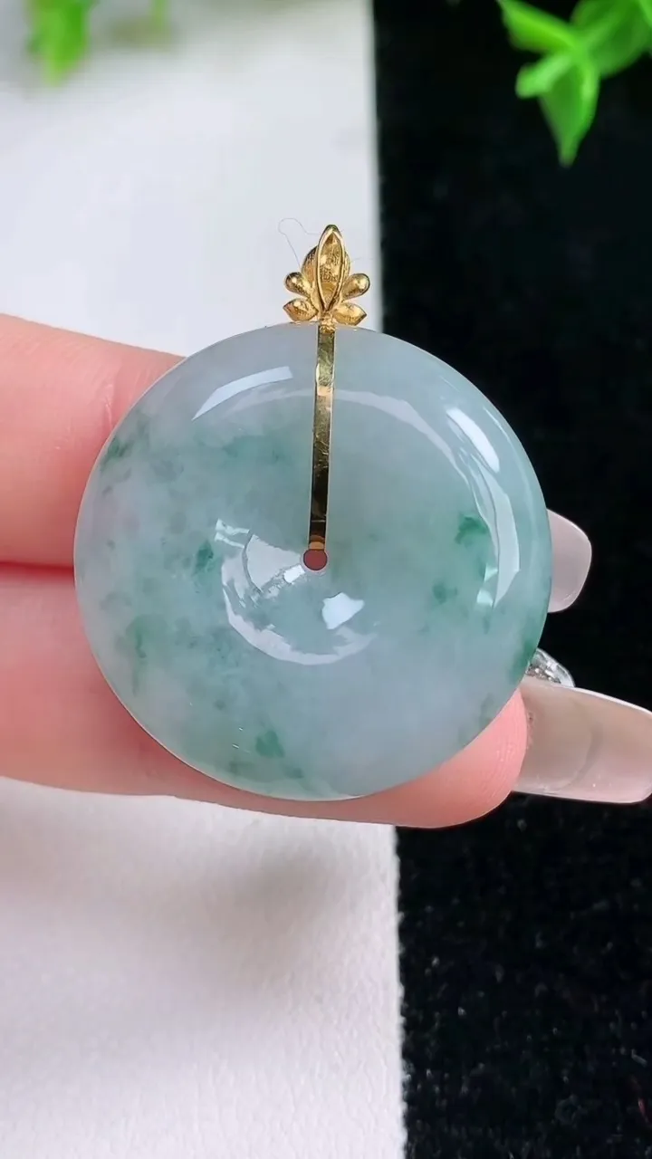 天然A货翡翠18K金飘花平安扣吊坠，尺寸28.6-6.2，重量:11.87g
1月22日