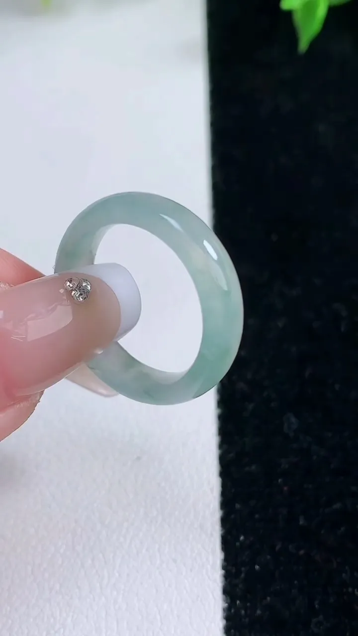 天然A货翡翠冰种飘花指环戒指，尺寸17-5-3，重量:2.85g2026年1月22日
工厂直销收藏佳品,种好水足，色泽均匀，有种有色，上手高大气！