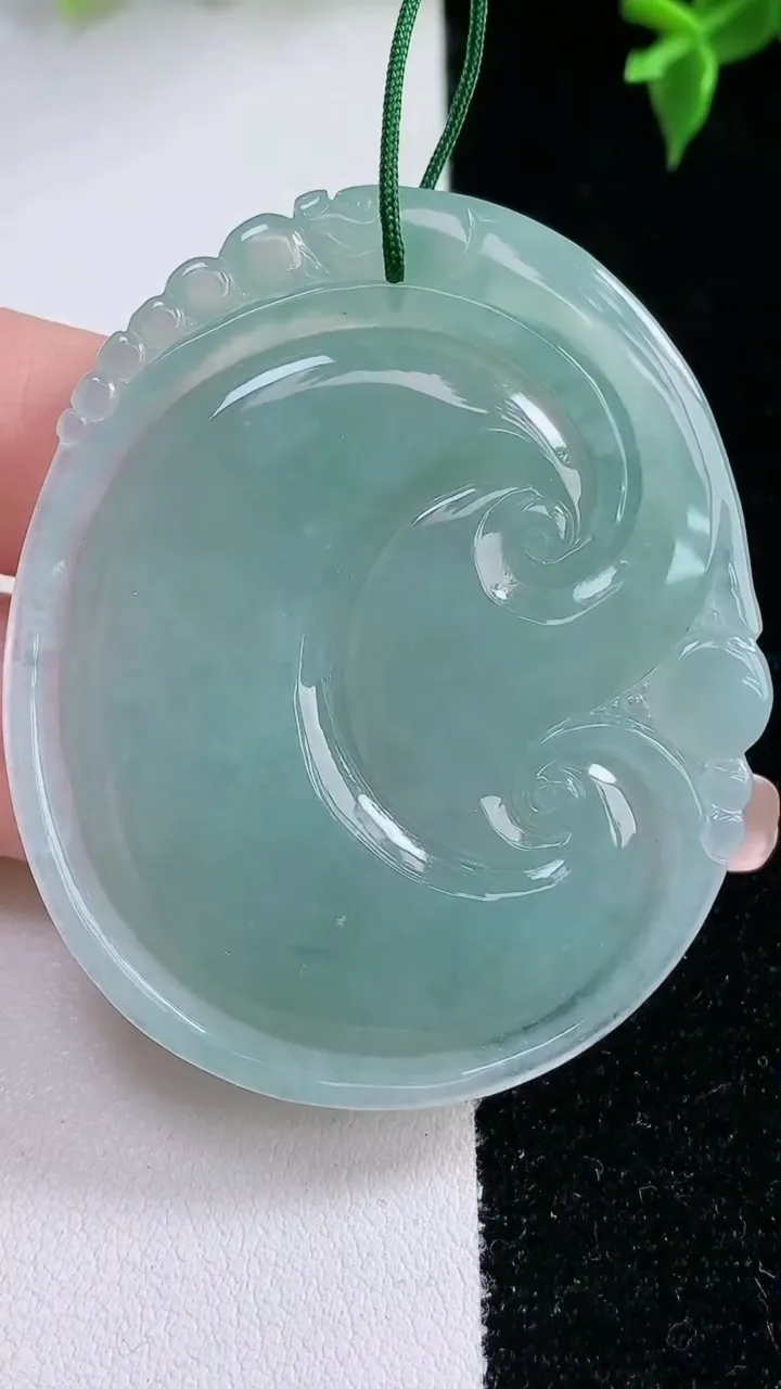 天然A货翡翠如意吊坠，尺寸53.7-44.8-5.5，重量:25.40g
1月22日