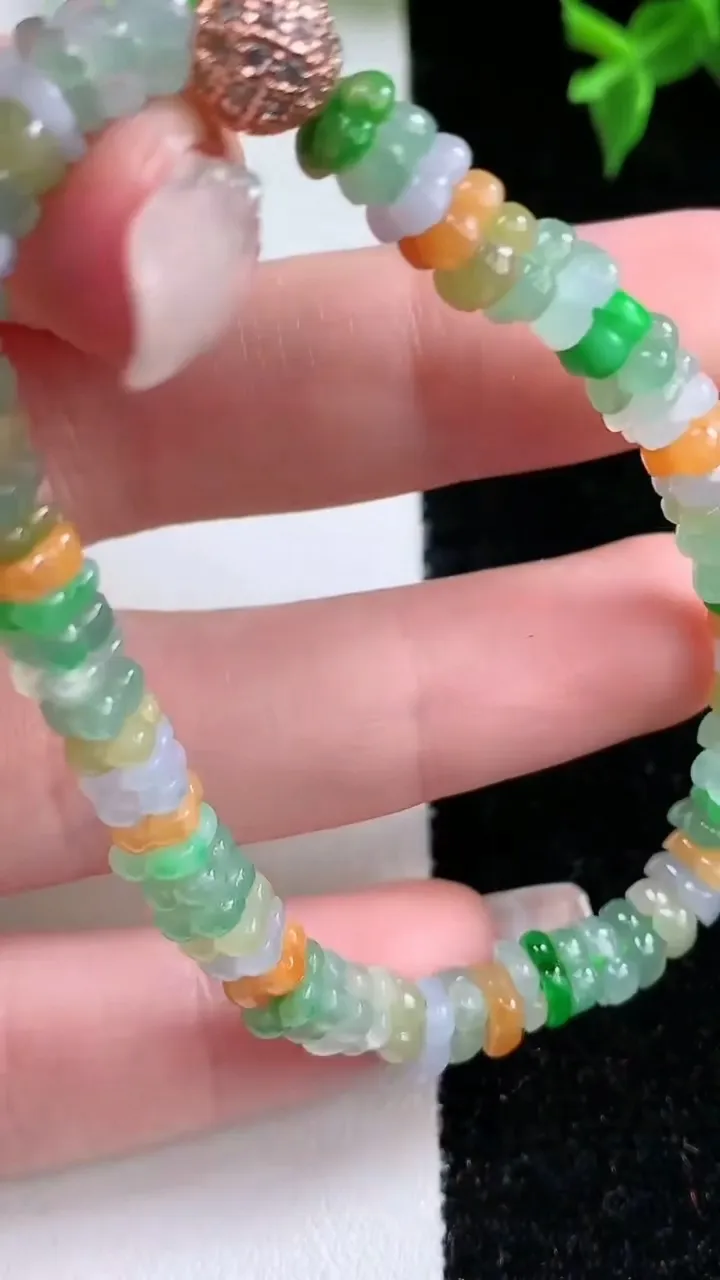 天然A货翡翠三彩莲花手串，尺寸5.4-3，重量:11.21g1月22日
工厂直销收藏佳品,种好水足，色泽均匀，有种有色，上手高大气！