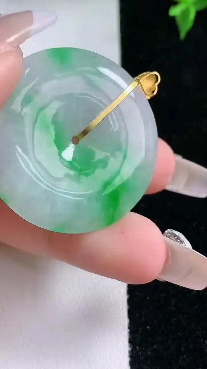 天然A货翡翠平安扣吊坠，尺寸35.2-5，重量:14.33g
1月22日