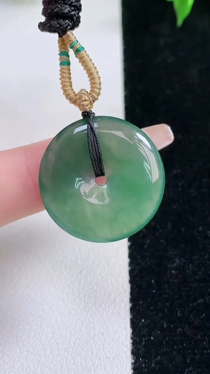 天然A货翡翠平安扣吊坠，尺寸23.4-4，重量:6.78g
1月22日