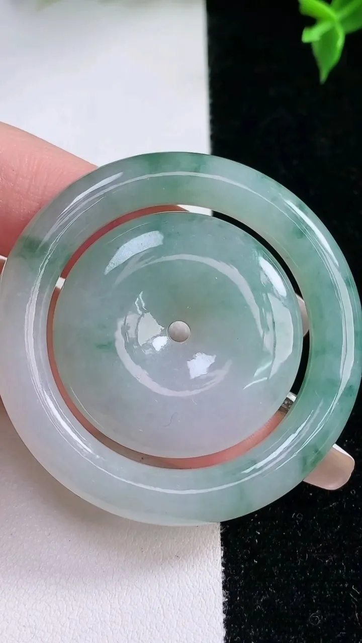 天然A货翡翠飘花母子平安扣吊坠，尺寸47.8-4.5，重量:28.71g
1月22日