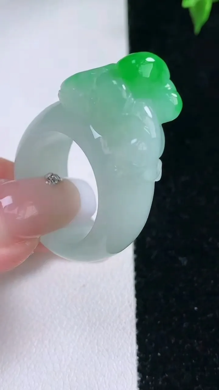 天然A货翡翠生肖猴指环戒指，尺寸19.3-21.7-9.6-17.4，重量:15.48g2026年1月22日
工厂直销收藏佳品,种好水足，色泽均匀，有种有色，上手高大气！
