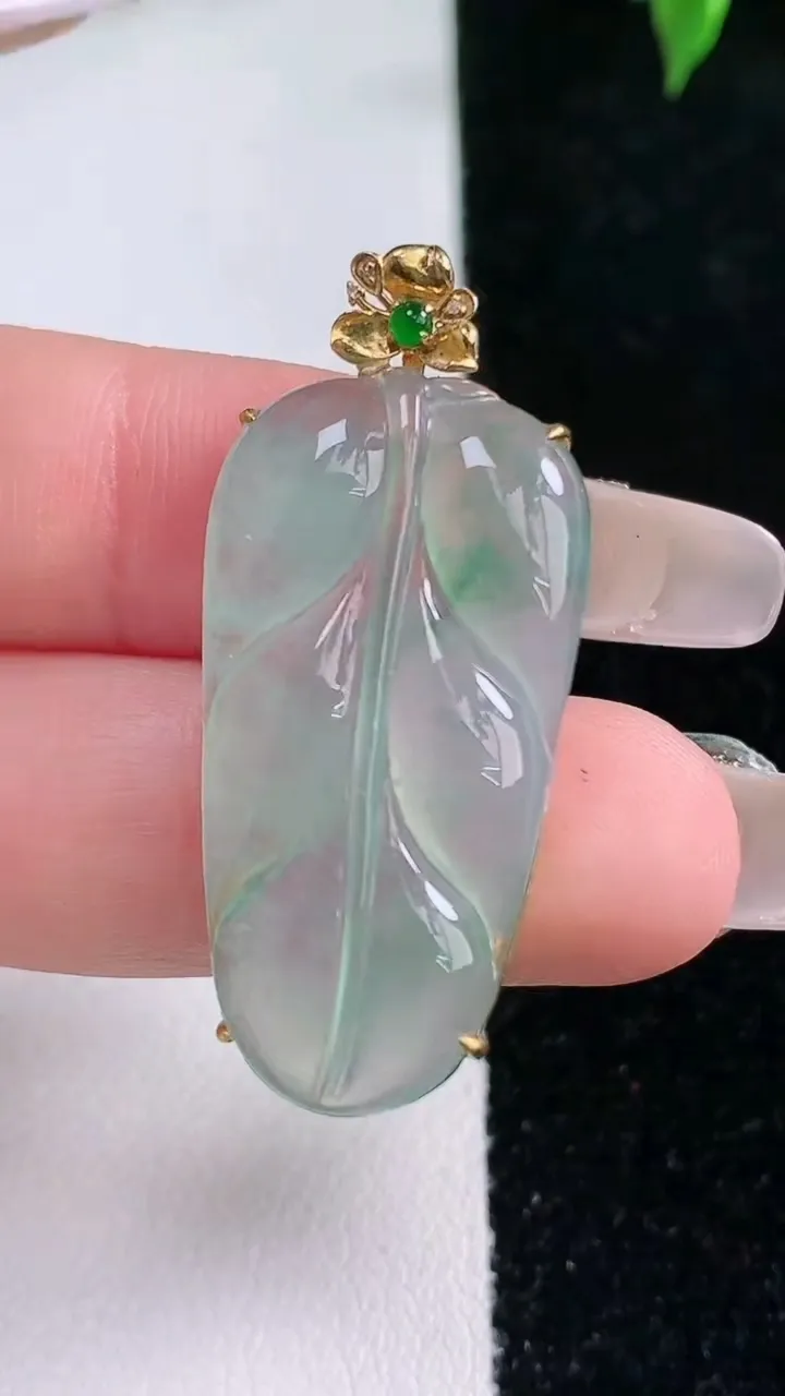 天然A货翡翠种飘花金枝玉叶 叶子吊坠，尺寸32.3-16.8-5.5，重量:4.62g
1月22日