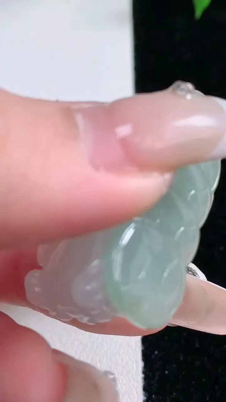 天然A货翡翠霸王貔貅吊坠，尺寸36.3-13.2-18.6，重量:17.90g
1月22日