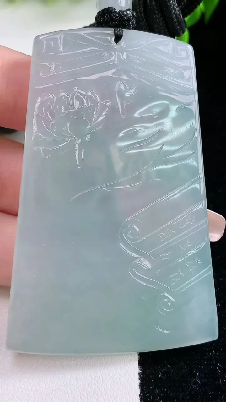 天然A货翡翠观音菩萨吊坠，尺寸66-42-5.7，重量:43.73g
1月22日