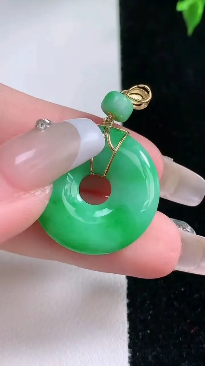 天然A货翡翠平安环吊坠，尺寸23.3-4，重量:5.80g
1月22日