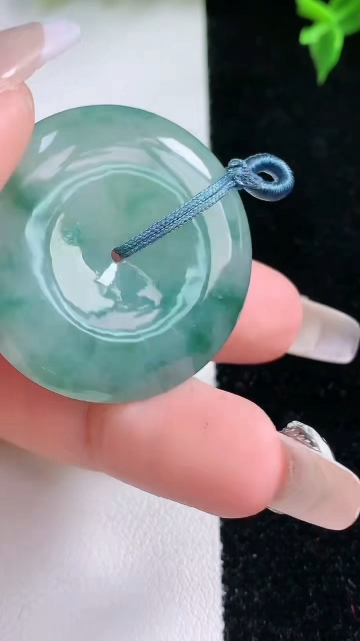 天然A货翡翠飘花平安扣吊坠，尺寸33.4-5.9，重量:13.89g
1月22日