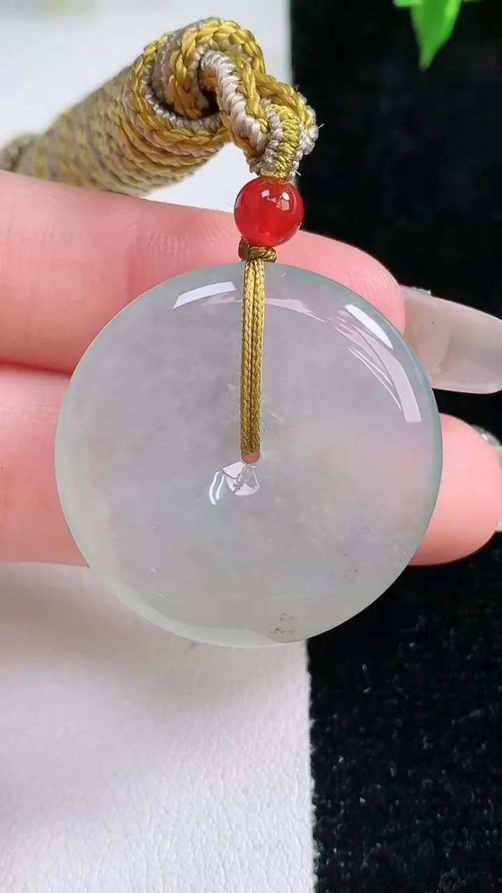 天然A货翡翠平安扣吊坠，尺寸30.4-5.2，重量:15.00g
1月22日