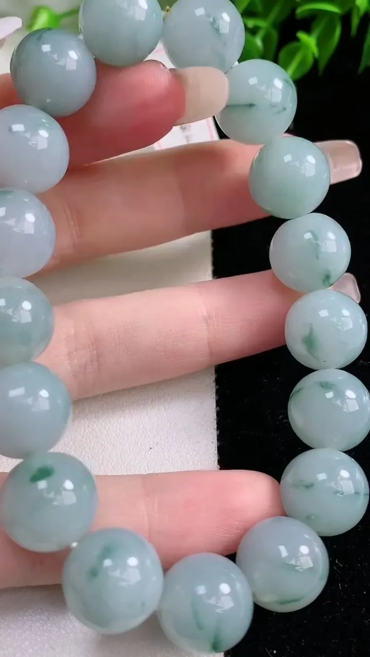 天然A货翡翠飘花圆珠手串，尺寸12.3-17颗，重量:56.22g1月22日
工厂直销收藏佳品,种好