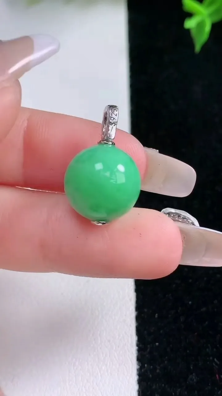 天然A货翡翠圆珠吊坠，尺寸13，重量:5.07g1月22日
工厂直销收藏佳品,种好水足，色泽均匀，有种有色，上手高大气！