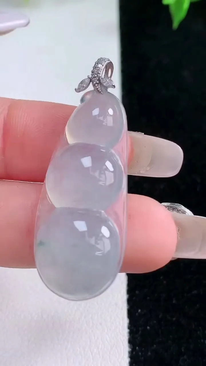 天然A货翡翠种飘花福豆吊坠，尺寸36-15.4-5.8，重量:5.68g
1月22日