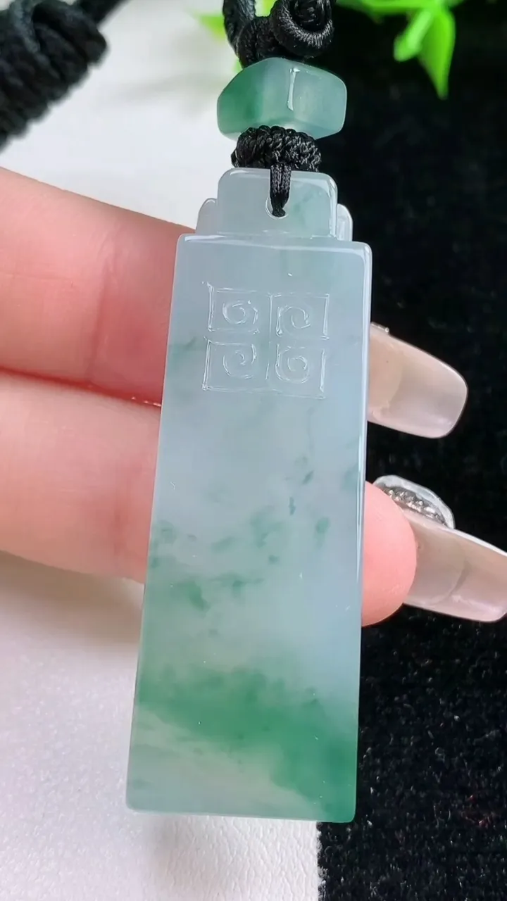 天然A货翡翠冰种飘花仿古无事牌，尺寸49-16.7-5.7，重量:18.69g
1月22日