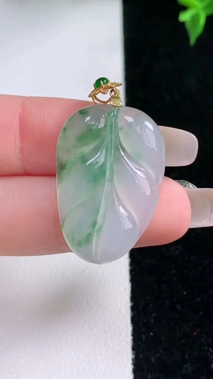 天然A货翡翠金枝玉叶 叶子吊坠，尺寸27.8-19-4.3，重量:4.42g
1月22日