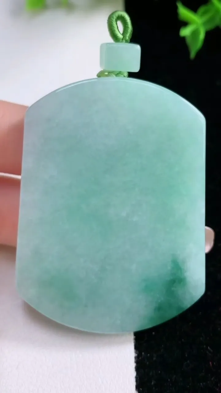 天然A货翡翠无事牌吊坠，尺寸55.2-41.3-6，重量:41.94g
1月22日