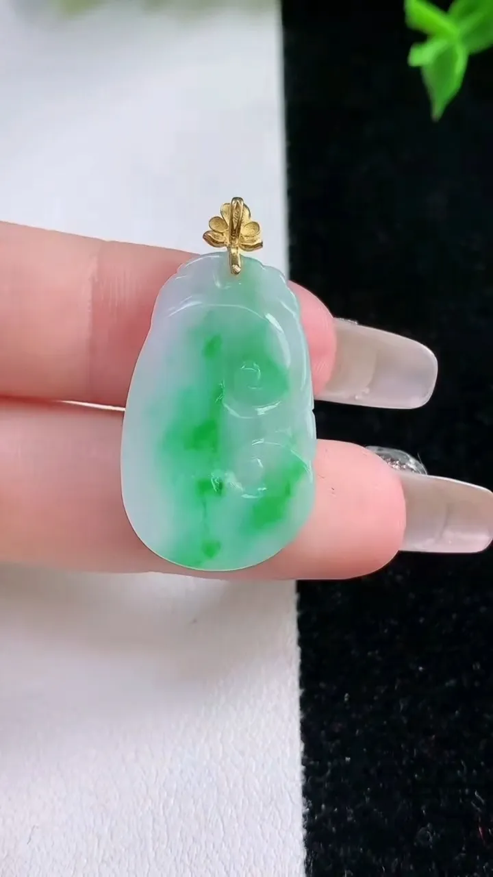 天然A货翡翠如意吊坠，尺寸26.7-17-3.5，重量:3.47g
1月22日