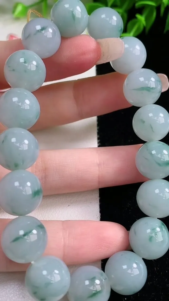 天然A货翡翠飘花圆珠手串，尺寸12.3-17颗，重量:56.22g1月22日
工厂直销收藏佳品,种好水足，色泽均匀，有种有色，上手高大气！