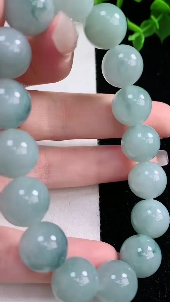 天然A货翡翠飘花圆珠手串，尺寸12.6-16颗，重量:57.42g1月22日
工厂直销收藏佳品,种好