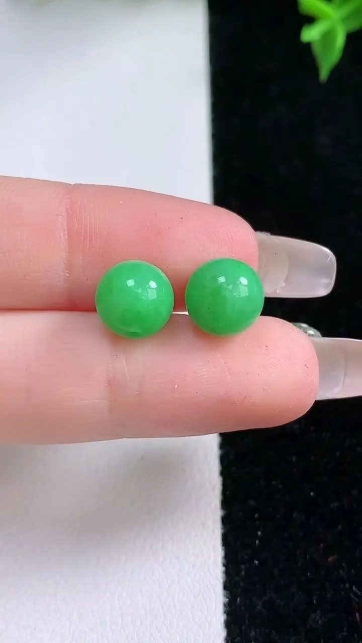 天然A货翡翠圆珠镶嵌件一对，尺寸8.6，重量:2.87g
1月22日