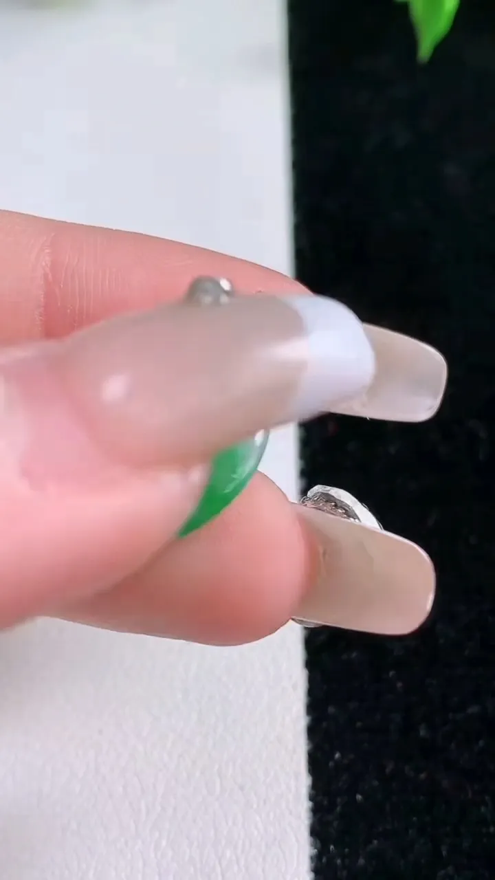 天然A货翡翠平安扣吊坠，尺寸17-4.3，重量:2.80g
1月22日