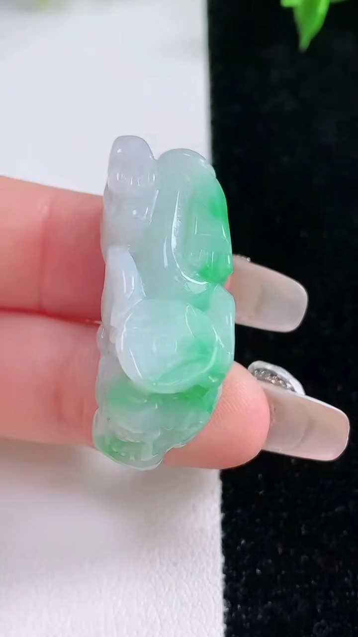 天然A货翡翠貔貅吊坠，尺寸32.8-13.8-14.6，重量:13.57g
1月22日