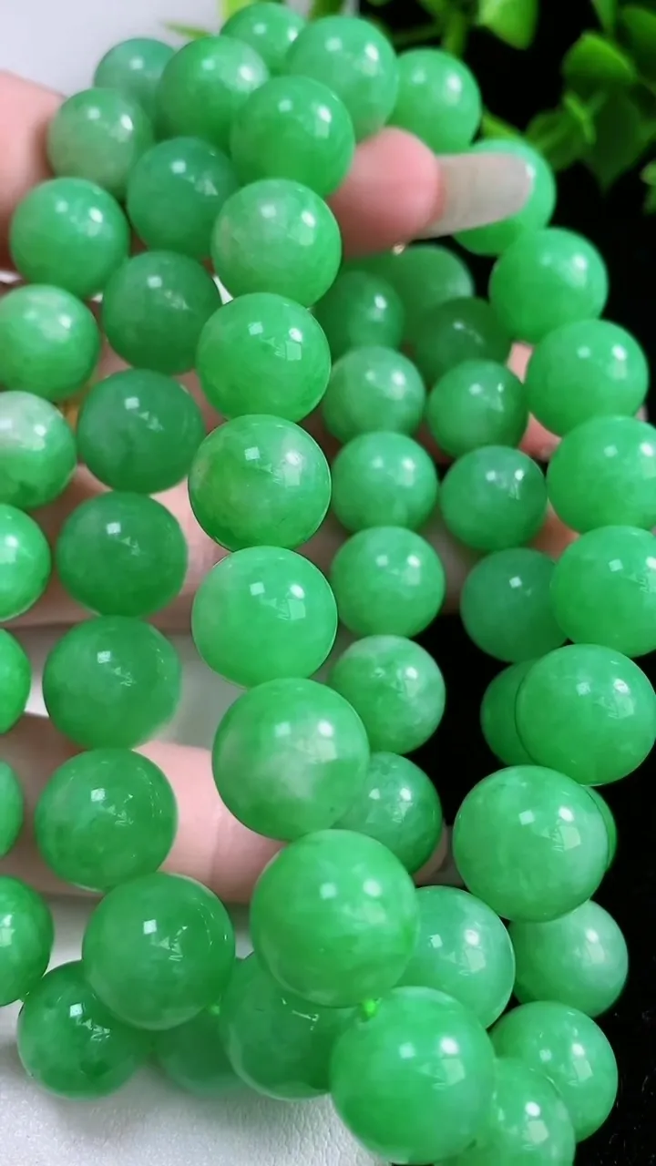 天然A货翡翠圆珠项链，尺寸11.4-56颗，重量:145.44g1月22日
工厂直销收藏佳品,种好水足，色泽均匀，有种有色，上手高大气！