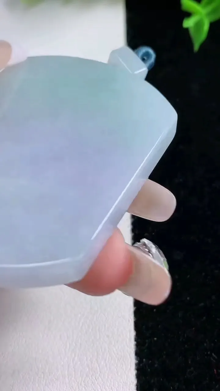 天然A货翡翠春带彩紫罗兰无事牌吊坠，尺寸54.5-41-5.8，重量:40.43g
1月22日