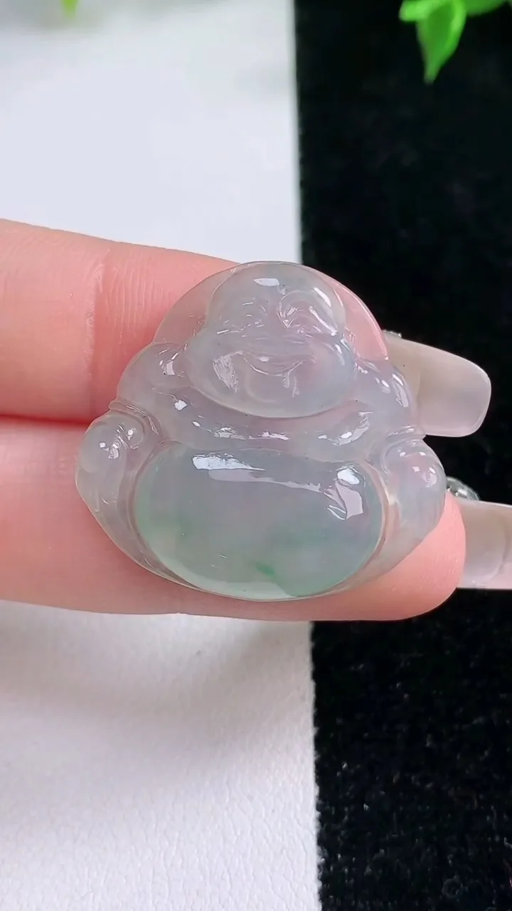 天然A货翡翠冰种飘花佛公吊坠，尺寸26.6-28.7-4.8，重量:5.67g
1月22日