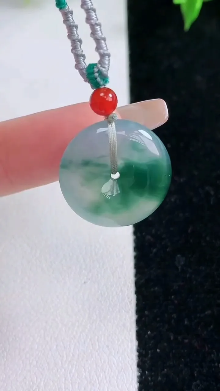 天然A货翡翠冰种飘花平安扣吊坠，尺寸19.2-5.3，重量:5.92g
1月22日