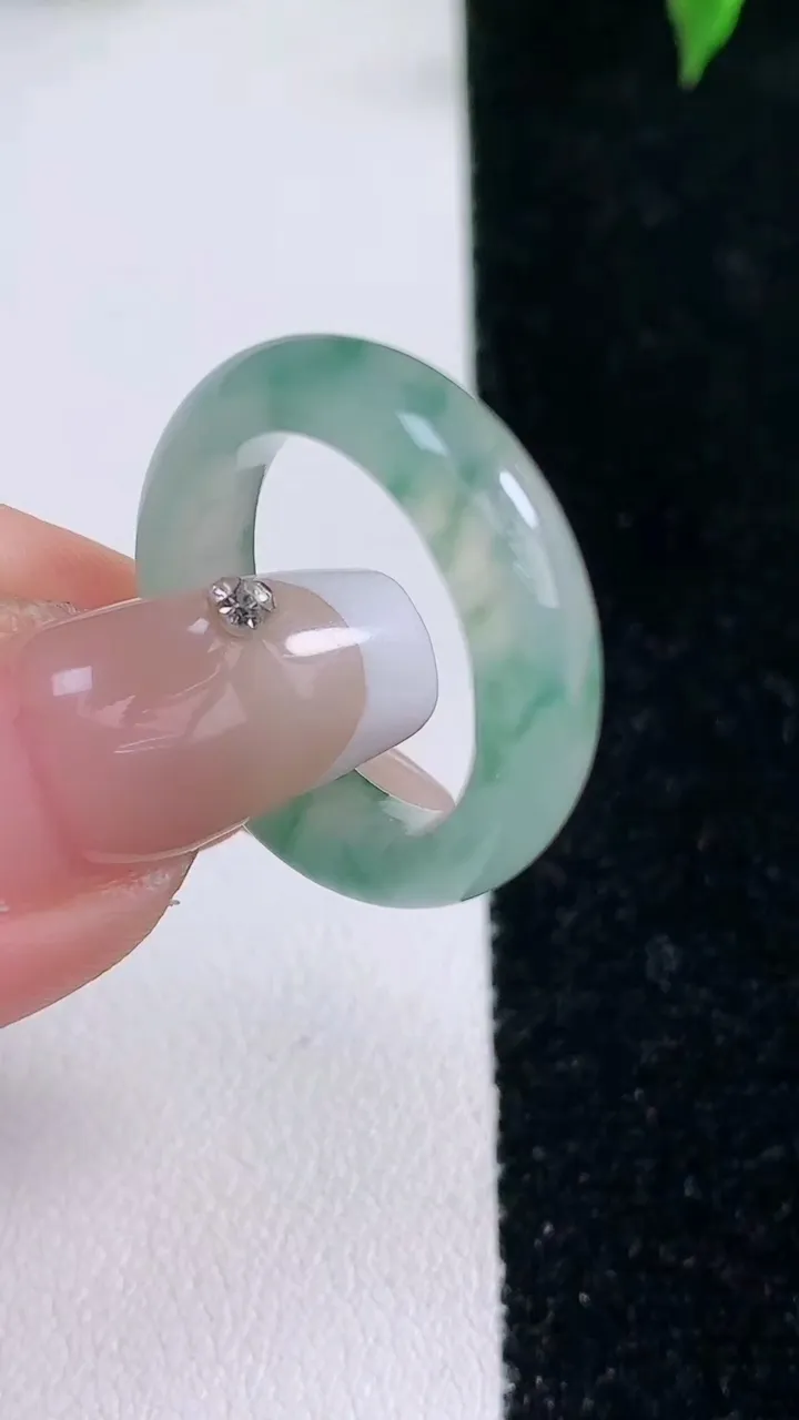 天然A货翡翠冰种飘花指环戒指，尺寸17-5.7-3.7，重量:3.85g2026年1月22日
工厂直