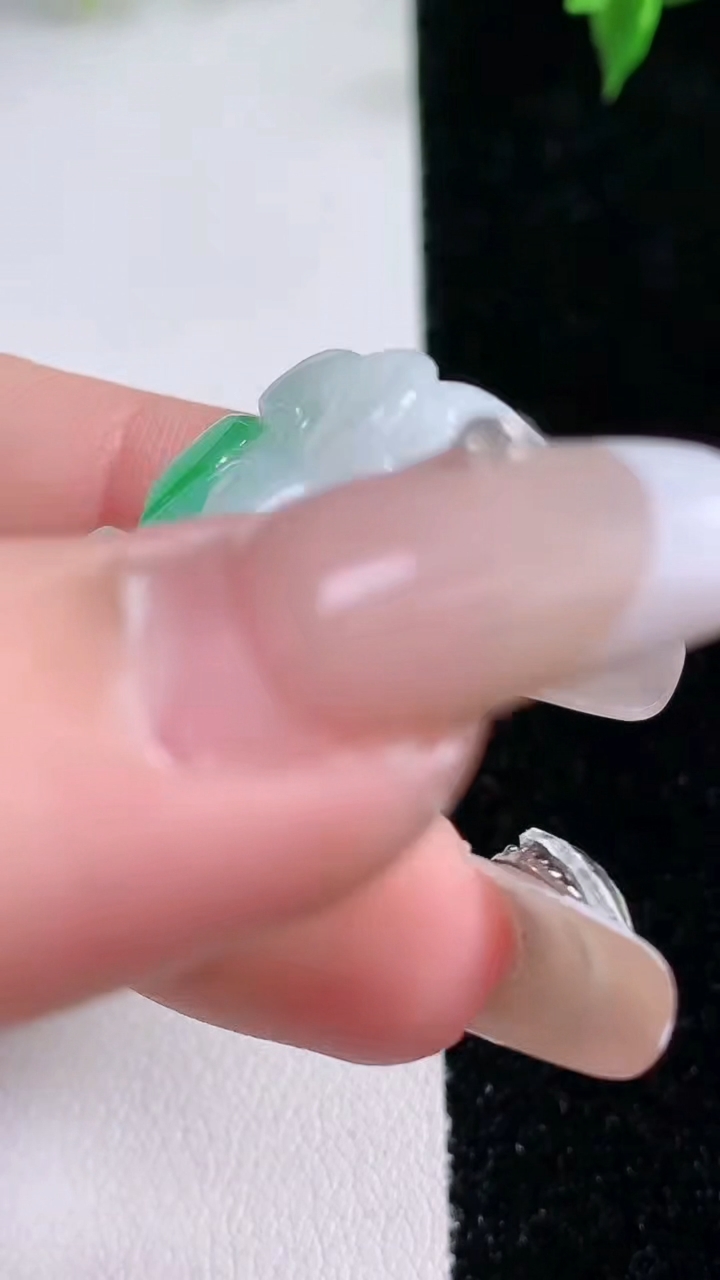 天然A货翡翠貔貅吊坠，尺寸32.8-13.8-14.6，重量:13.57g
1月22日