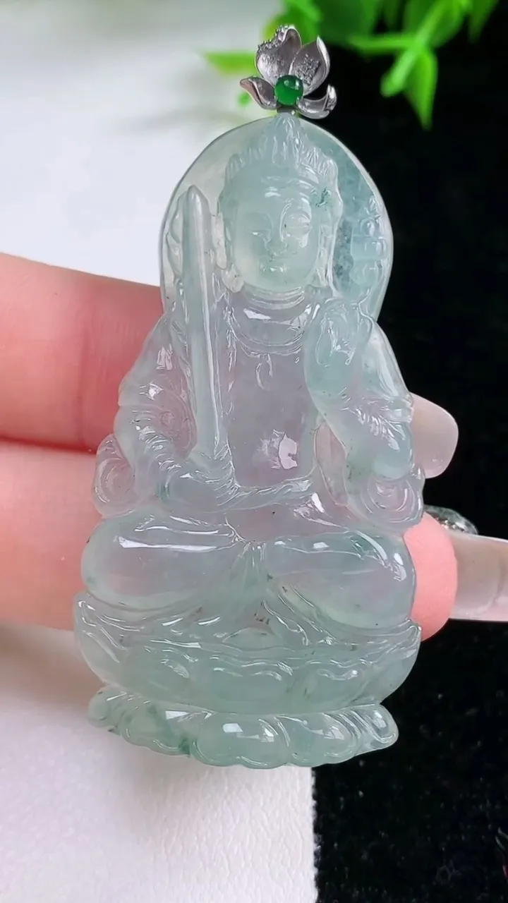 天然A货翡翠种飘花虚空藏菩萨吊坠，尺寸50.5-27.7-5，重量:15.08g
1月22日