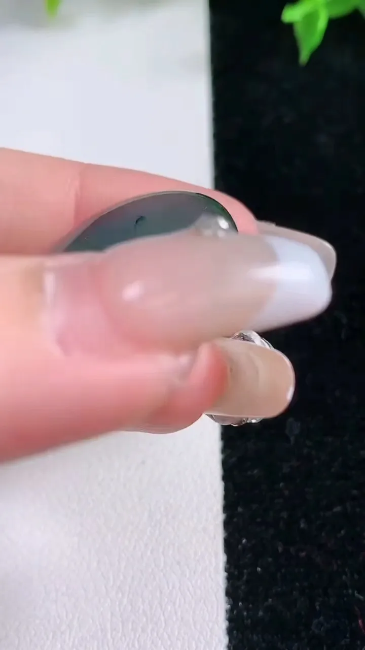 天然A货翡翠平安扣吊坠，尺寸27.5-4.8，重量:9.08g
1月22日