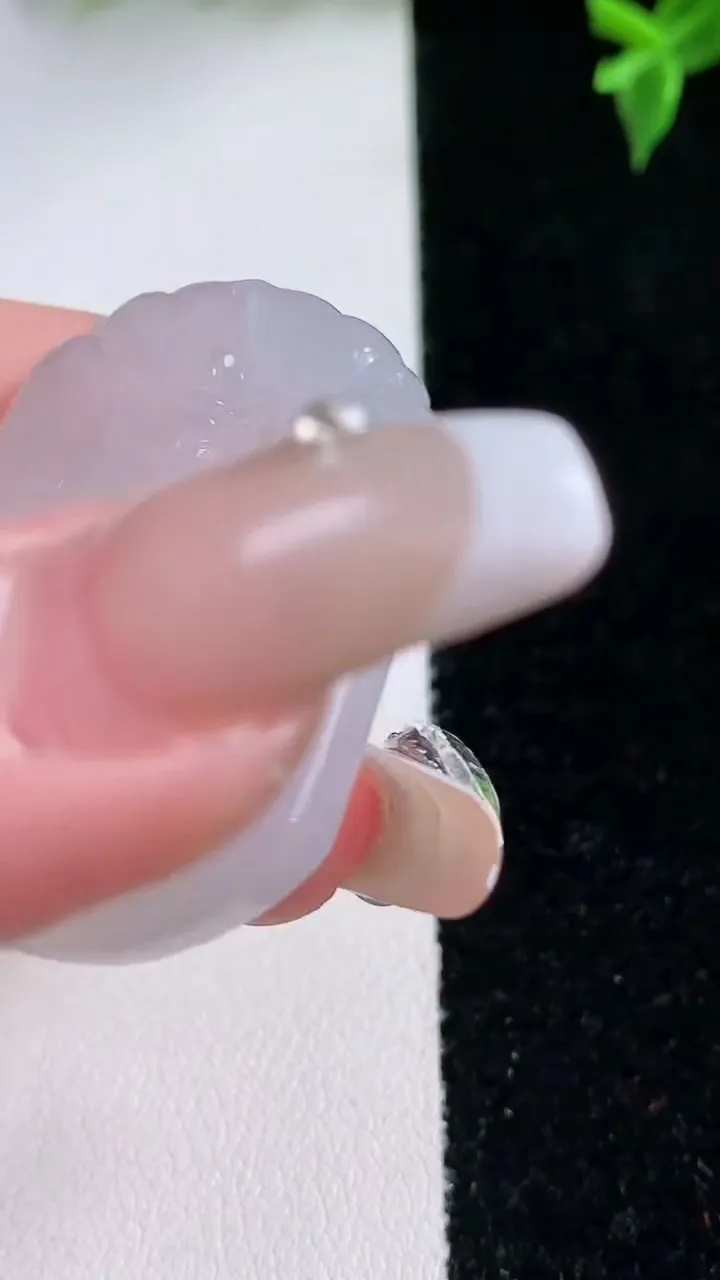 天然A货翡翠大势至菩萨吊坠，尺寸39-34.3-4，重量:13.77g
1月22日