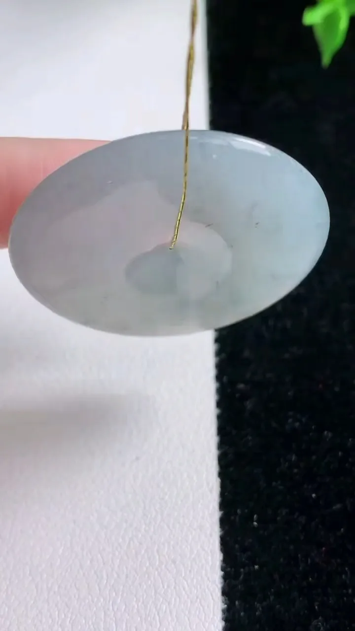 天然A货翡翠飘花平安扣吊坠，尺寸36.3-5.6，重量:16.01g
1月22日