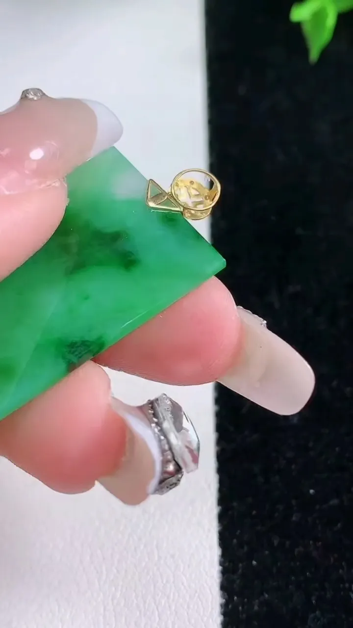 天然A货翡翠无事牌吊坠，尺寸30.6-21-1.4，重量:3.77g
1月22日