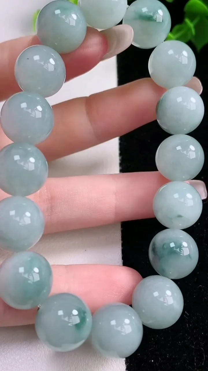天然A货翡翠飘花圆珠手串，尺寸12.6-16颗，重量:57.42g1月22日
工厂直销收藏佳品,种好水足，色泽均匀，有种有色，上手高大气！