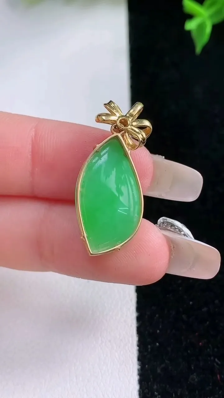 天然A货翡翠随形吊坠，尺寸21-12-7.5，重量:3.80g
1月22日