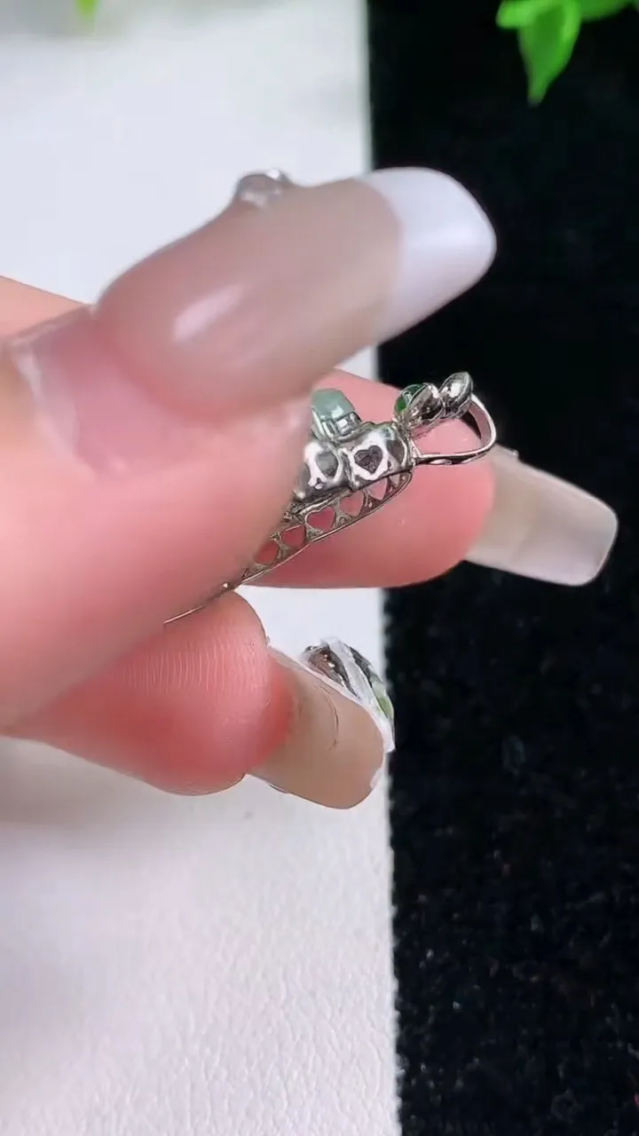 天然A货翡翠佛公吊坠，尺寸27.2-19-7，裸石17.5-17重量:2.96g
1月22日