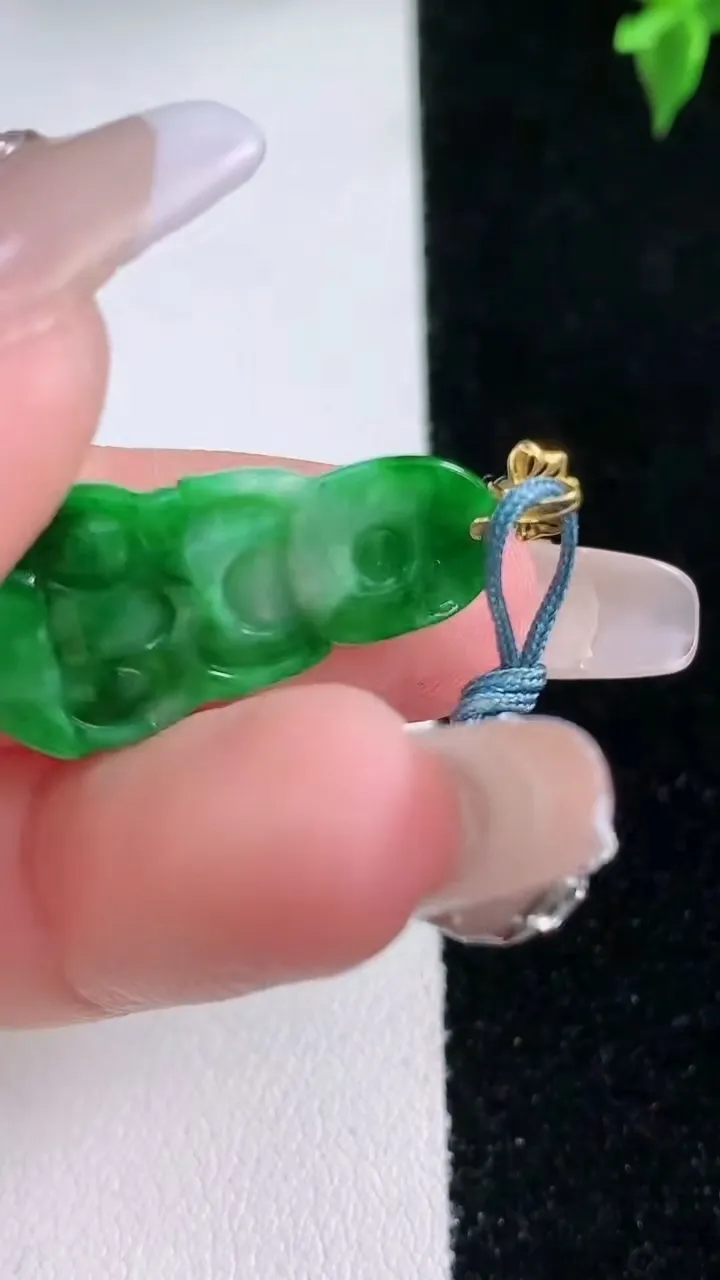 天然A货翡翠观音菩萨吊坠，尺寸25.7-13-3.7，重量:2.46g
1月22日