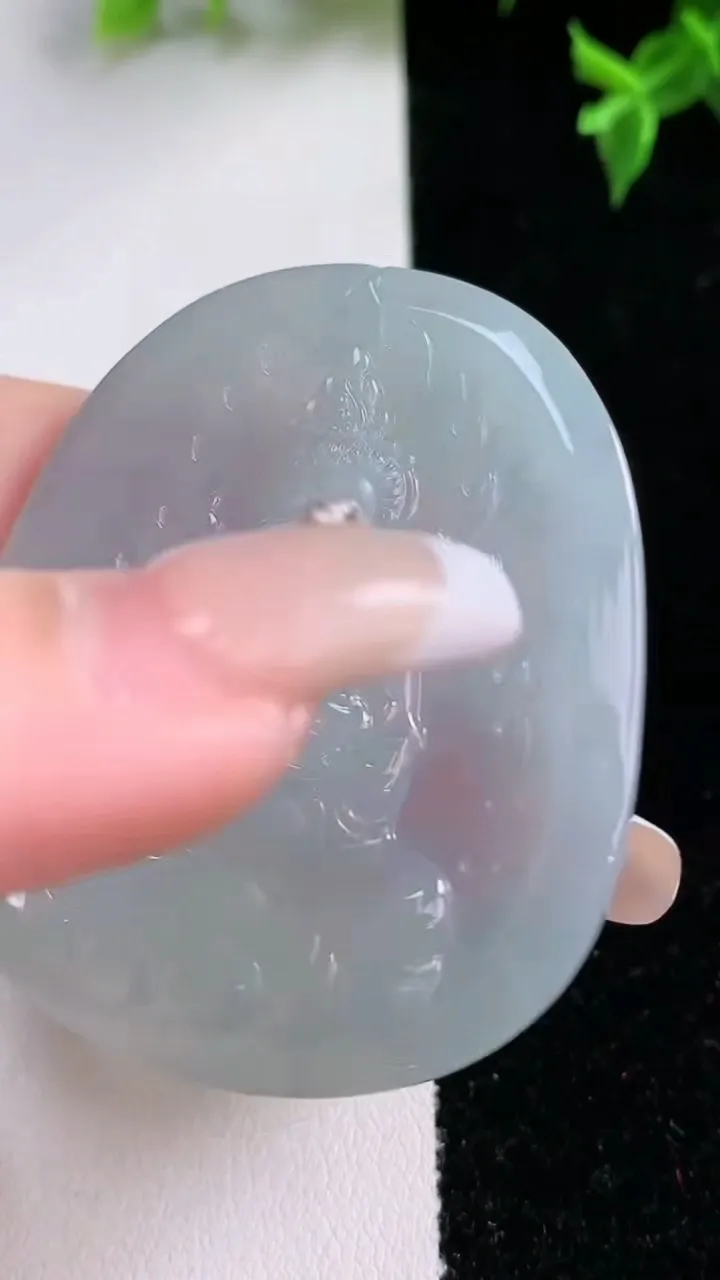 天然A货翡翠观音菩萨吊坠，尺寸51.4-43.4-4.7，重量:23.38g
1月22日